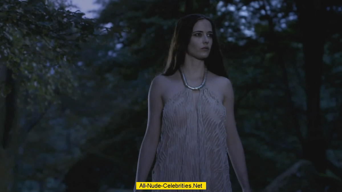 Eva Green exposed her nude boobs in Camelot